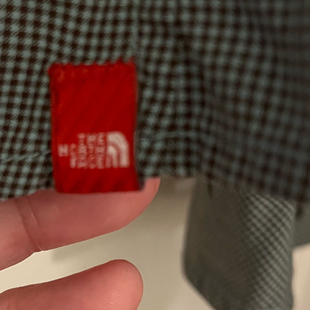 Ladies Medium The North Face Boulder Long Sleeve Shirt. Side Security Pocket - Picture 7 of 13